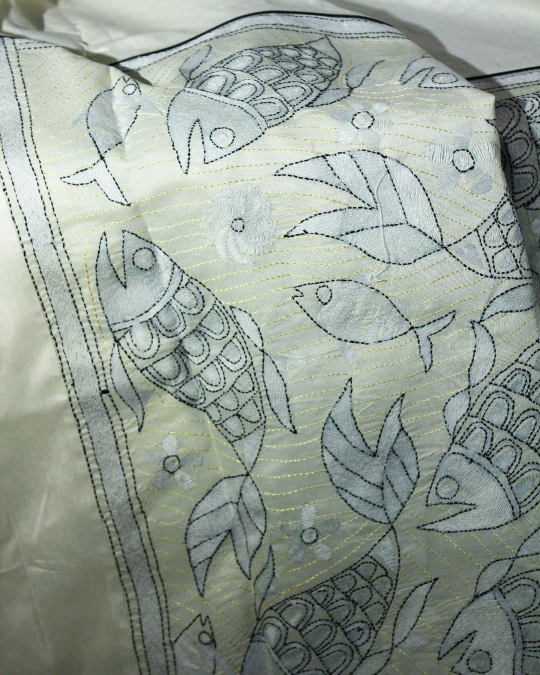 NOOR 01 floral linework detail